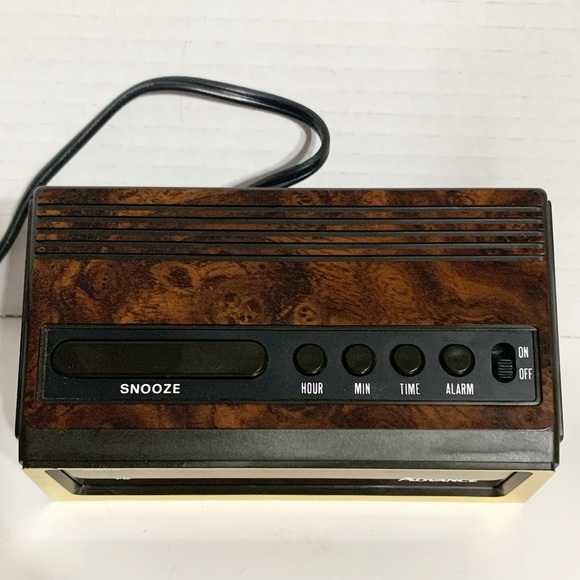 Vintage Advance Model 3142 Digital Alarm Clock Electric and Battery Powered ⏰ - Picture 2 of 9